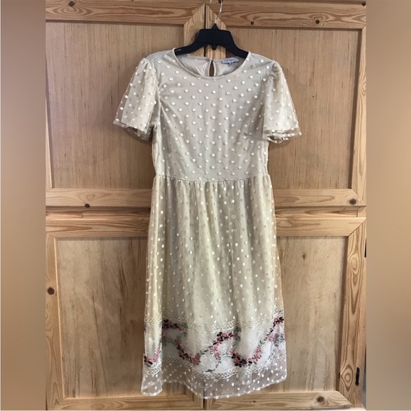 Elegant Cream Floral Dress - Picture 2 of 6